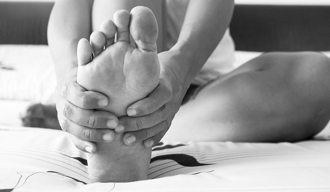 ¿Dolor en la planta del pie al despertar y pisar el suelo?